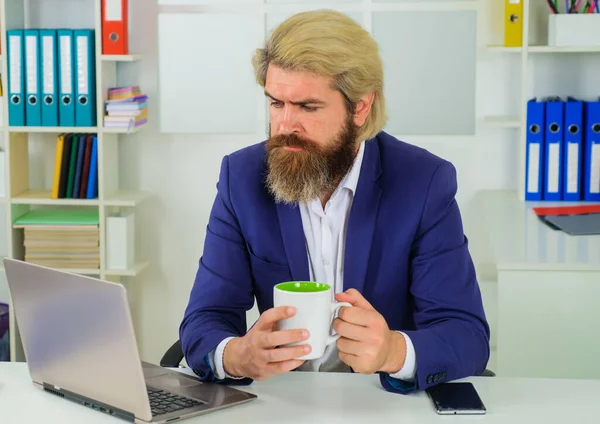 Serious businessman in suit drinking coffee. Business man in office. Morning coffee at work. — Φωτογραφία Αρχείου