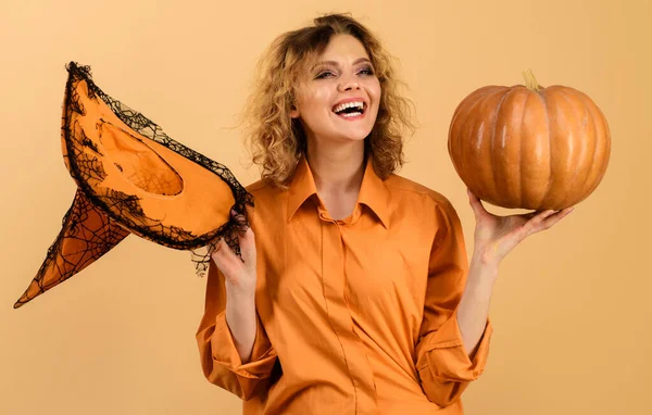Fijne Halloween. Glimlachende vrouw met Heksenhoed en pompoen. 31 oktober. — Stockfoto