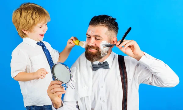 Assistente do pai. Filho e pai barbeando barba juntos. Barbearia. Cuidado com a barba. Pequeno barbeiro. — Fotografia de Stock