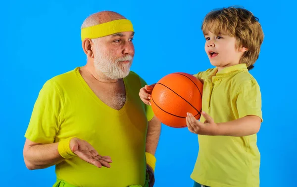 Nonno sportivo e ragazzo sano con pallone da basket. Sport per bambini piccoli. Generazioni diverse. — Foto Stock