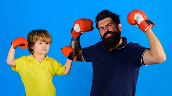 Desportista no treino de boxe com o treinador. Criança fazendo exercícios de boxe com o pai. Pai e filho com luvas de boxe. — Fotografia de Stock