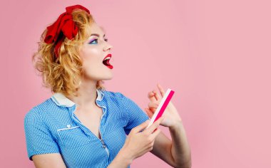 Tırnak törpüsü takan mutlu kadın. Manikür aletleri. Çivilerin umurunda. Manikür yapan genç ve güzel bir kız. Reklamcı Güzellik Salonu.