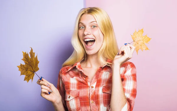 Autumn mood. Smiling woman with maple leaves. Fashion trends for fall. Happy girl with yellow leaves. — Stock Photo, Image