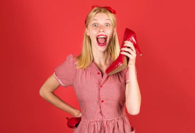 Kırmızı ayakkabılı mutlu kadın. Alışverişe. Reklamcılık. İndirim ve satış. Güzellik ve moda.