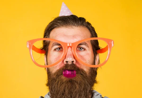 Hora de la fiesta. Feliz cumpleaños. Hombre barbudo con gafas grandes. Fiestas y celebración. — Foto de Stock