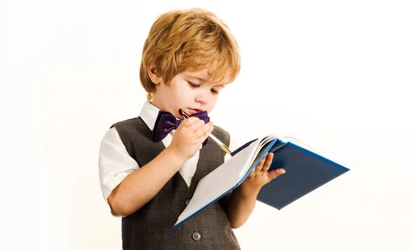 Dziecko piszące w notatniku. Uczeń w szkolnym mundurze. Wracamy do szkoły.. — Zdjęcie stockowe