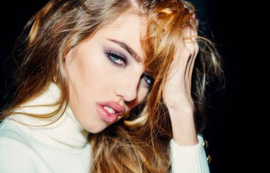 Güzellik kraliçesi yakın plan çekimde. Sağlıklı saçlar. Güzel model kız makyajı. Mükemmel cilt. Kozmetik ürünleri. Kuaför..