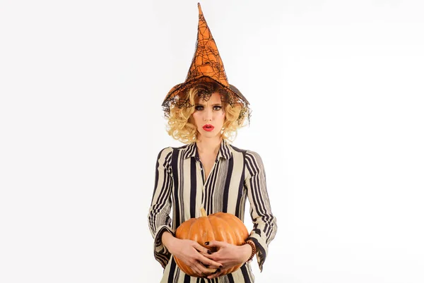 Vacaciones de Halloween. Mujer con sombrero de bruja y calabaza. 31 de octubre. Hermosa mujer en traje de brujas con Jack-o-linterna. —  Fotos de Stock