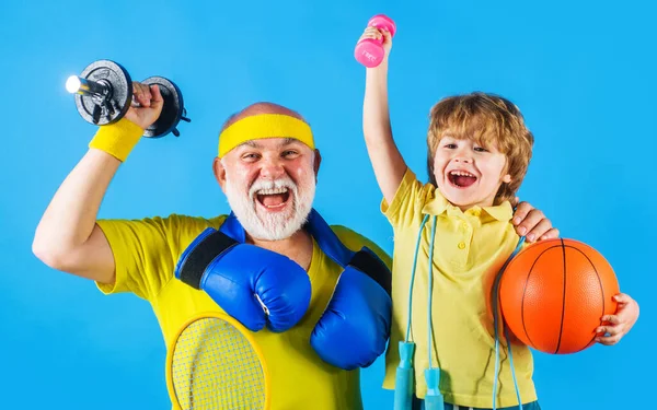 Avô e criança desportiva. Feliz e desportivo. Família com diferentes equipamentos esportivos. Estilo de vida saudável. — Fotografia de Stock