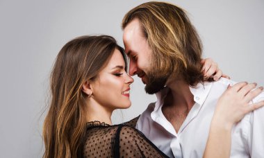 Gülümseyen bir çiftin portresi. Sevgi. Duygusallık. Sevimli aşıklar kucaklaşır.