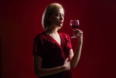 Seksi kadın kırmızı şarap içer. - Alkol. Şarap kadehli şehvetli kız..