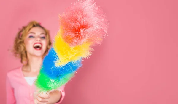 Professioneller Reinigungsservice. Bunte synthetische Staubbürste. Kopierraum für Werbung. — Stockfoto