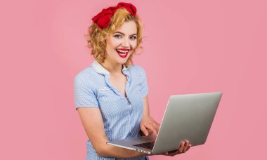 Çevrimiçi satış. Dizüstü bilgisayarı olan gülümseyen genç bir kadın. İnternette aranıyor. Reklamcılık.