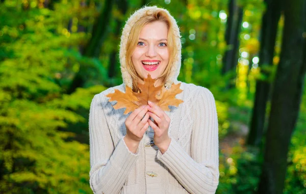 Beautiful autumn woman. Smiling girl with yellow leaves. Happy female in park in Sunny day. — Stock Photo, Image