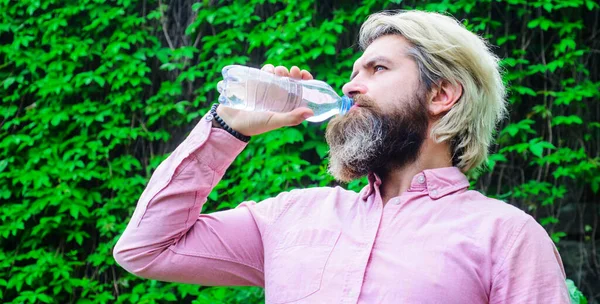 男は水を飲む。健康的なライフスタイル。喉の渇き男性飲料水のボトル。水分補給概念. — ストック写真