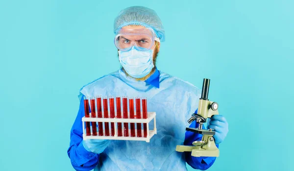 医生与试管和显微镜分析血液样本。科学家在实验室进行研究.医疗设备. — 图库照片