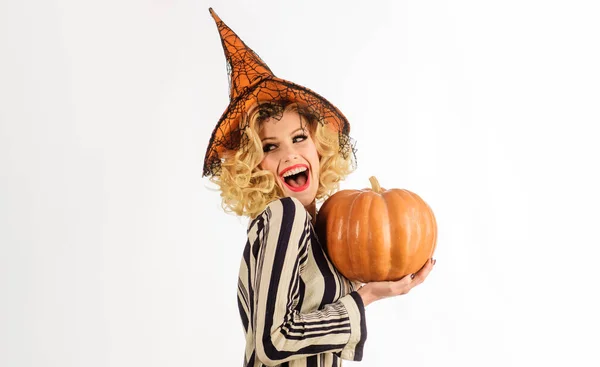 Halloweenfeest meisje. Glimlachende heks met pompoen. Gelukkig vrouwtje in Halloween kostuum. — Stockfoto