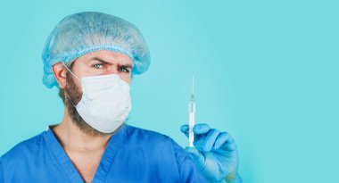 COVID-19 aşısı. Tıbbi şapkalı doktor, maske, önlük ve şırıngalı eldivenler. Enjeksiyon. Salgın. Sağlık hizmetleri. Boşluğu kopyala.