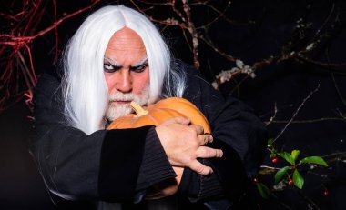 Balkabaklı korkunç adam. Jack-o-fener yapıyorum. Fantezi korku Cadılar Bayramı. Tatil kostümlü yakışıklı adam..