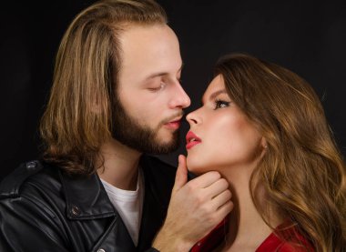 İlişkiler ve aşk. Kadın ve erkek öpüşüyor. Şehvetli bir çift tutkulu.