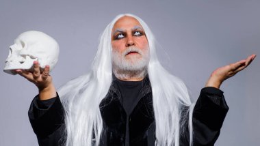 Mutlu Cadılar Bayramı. Kafatası olan şeytan adam. Korku ve korkunç bir kavram. 31 Ekim. Sakallı adam Cadılar Bayramı partisine hazır..