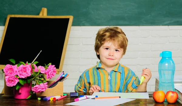 Uczeń w klasie. Małe dziecko piszące kolorowymi ołówkami. Szkoła podstawowa, nauka i edukacja. — Zdjęcie stockowe
