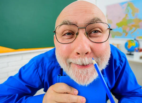 回学校去有趣的老师在准备课戴着铅笔眼镜的大学讲师。学习和教育. — 图库照片