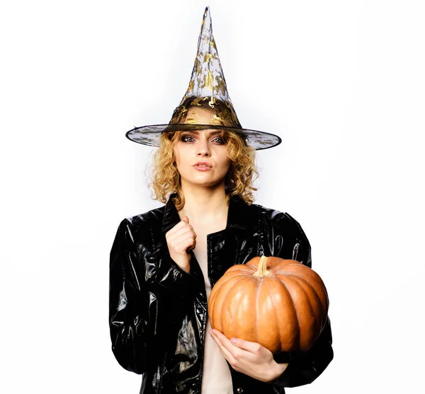 Fijne Halloween. Sexy meisje heks met pompoen. Traditioneel eten. Serieuze vrouw in heksen hoed en kostuum met oranje pompoen. — Stockfoto