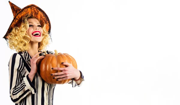 Fijne Halloween. Emotioneel meisje met heksenhoed met jack-o-lantaarn. Lachende vrouw met pompoen. Traditioneel eten. Kopieerruimte. — Stockfoto