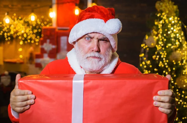 Papai Noel com caixa de presente. Feliz Natal. Feliz Ano Novo. Homem barbudo em traje de Papai Noel com presente. — Fotografia de Stock