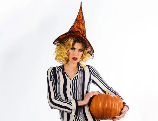 Chica con sombrero de bruja y calabaza. Mujer de Halloween con sombrero mágico. Vacaciones y celebración. —  Fotos de Stock