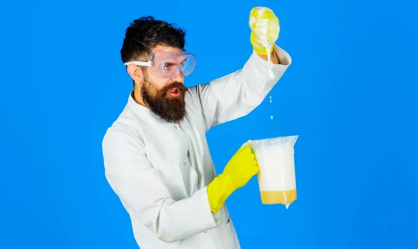 Baard man in rubberen handschoenen met reinigingsoplossing of zeep vloeistof. Ontsmetten van huis. Huishoudelijke schoonmaak. Schoonmaakpersoneel. — Stockfoto