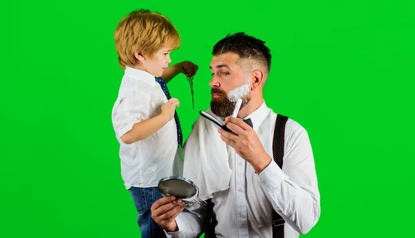 理发店的广告儿子和父亲在理发店。爸爸的助手父亲节。理发店里的衣服. — 图库照片