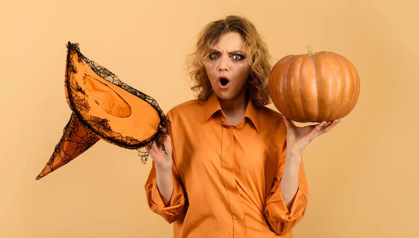 Surprise Halloween fille. Femme avec chapeau de sorcière et citrouille. Fête des citrouilles. — Photo