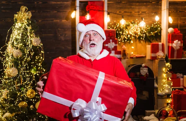 Surpreendido Papai Noel com caixa de presente. Papai Noel com um grande presente. Publicidade de Ano Novo. Feliz Natal!. — Fotografia de Stock