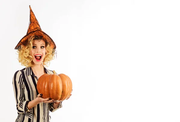Halloween. Gelukkige vrouw met pompoen. Snoep of ik schiet. Halloween heks met pompoen. Kopieerruimte. — Stockfoto