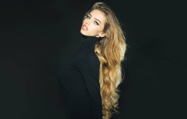 Uzun, sağlıklı saçları olan güzel bir manken kız. Kozmetik, güzellik ve makyaj portresi. Kıvırcık saçlı muhteşem bir kadın. Saç şekillendirme. Kozmetoloji, saç bakımı, cilt bakımı, tedavi ve spa prosedürleri