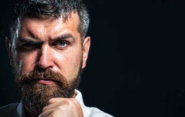 Karateci. Kimonolu ciddi bir karateci. Dövüş duruşu, yakın plan portresi. Yumruğunu sıkmış güçlü bir karate eğitmeni. Karate dövüşçüsü spor salonunda yarışmaya hazırlanıyor. Reklam için boşluk kopyala