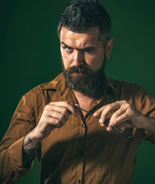 Berber dükkanındaki sakallı adam. Berberde keskin bir jilet var. Berber dükkanı. Berber dükkanında ustura kullanan kaba sakallı bir adam. Düz tıraş bıçağı, berber dükkanı. Yakışıklı kuaför.