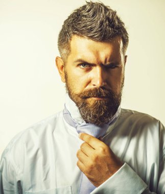 Şık gömlekli sakallı adam kravat takıyor. Ciddi bir iş adamı şirket toplantısına hazırlanıyor. Şık bir işadamı işe hazırlanıyor. Damat kravatı ayarlıyor, düğün törenine hazırlanıyor.