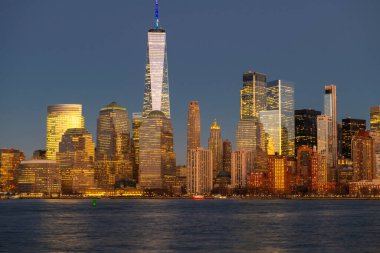 Geceleri Manhattan 'la NYC. Manhattan 'daki New York şehri manzarası. Şehir merkezindeki New York silueti. New York ikonik silueti. New York Panorama Şehri