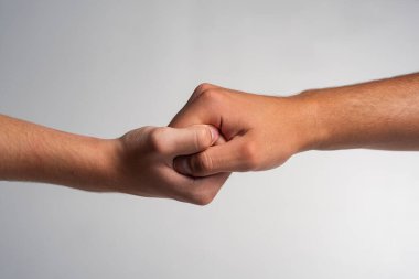 Beyaz arka planda yardım ediyorum. Yardım eli uzatıyorum. Kurtarma, el hareketlerine yardım. El konseptine ve desteğe yardımcı oluyor. Silah kurtuluşu. Bir dosta yardım eden iki el, takım çalışması.