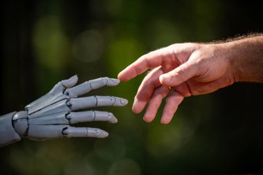 Robot ve insan eli fütüristik konseptte. İnsan mühendisliği ile robot eller. Robot eller otomasyon makinesinde. Robot teknolojisi olan insan elleri.