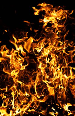 Yanan alev dokusu. Ateşin yoğun sıcaklığı parlıyor. Soyut enerji hareketini ateşle. Yangın dramatik sahne