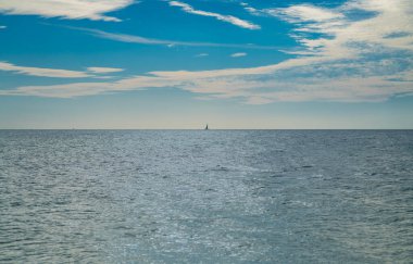 Sakin bir yaz havası olan deniz. Mavi, sakin bir gökyüzü yakınında deniz. Deniz sakin ufku. Deniz huzurlu arka plan