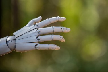 Teknolojiden anlayan robot ve insansı eller. Robot mühendisliği ve otomasyon geleceği. Ai yeniliğiyle makine zekası. Gelecekçi android konsepti