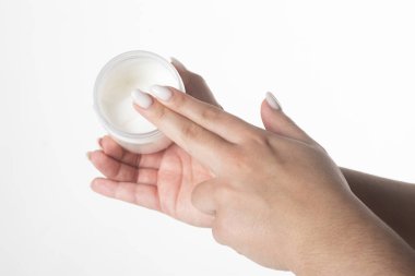 Günlük bakım için krem. El derisi sıvısı için krem. Krem cilt dokusu. Krem kozmetik cilt rutini