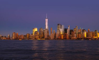 New York şehri. Şehir merkezindeki New York silueti. New York şehir simgesi. New York Panorama silueti. Gece vakti Manhattan 'la NYC