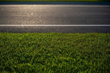 Asfalt yüzey zeminli yol. Şehir konseptinde yol. Boş caddede yol. Hareket arkaplanı için perspektif görünümlü yol