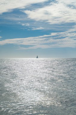 Sakin bir yaz havası olan deniz. Yaz güneşinde deniz. Mavi, sakin bir gökyüzü yakınında deniz. Deniz sakin arkaplan